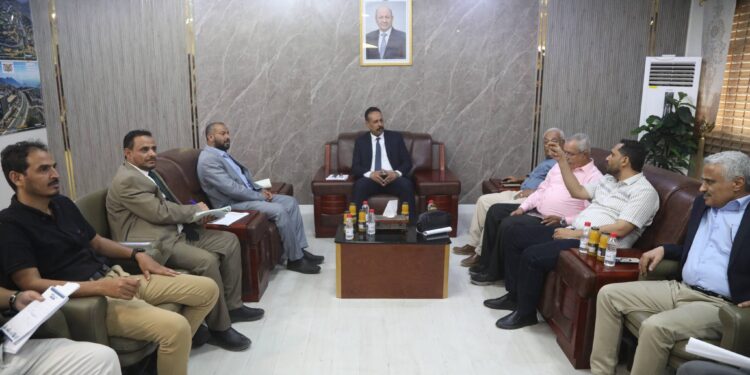 وزير الأشغال يناقش مع محافظ الضالع تطوير شبكة الطرق ومعالجة المشاريع المتعثرة