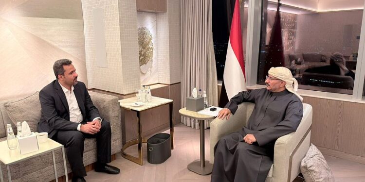 المحرّمي يطّلع على أداء هيئة الأراضي  طارق صالح يطلع على جهود تعزيز الاستقرار وتطبيع الحياة بالضالع