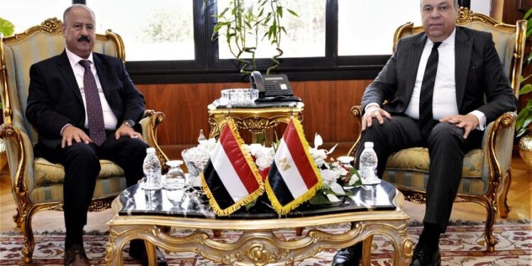 وزير النقل يبحث مع وزير الطيران المصري تعزيز التعاون في قطاع الملاحة الجوية