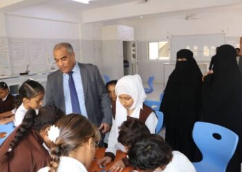 وزير التربية يطلع على سير العملية التعليمية بمدارس مدينة الشعب بعدن