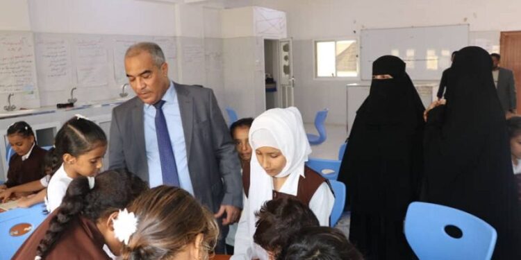 وزير التربية يطلع على سير العملية التعليمية بمدارس مدينة الشعب بعدن