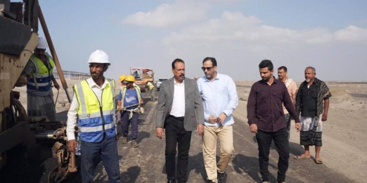 وزير الأشغال يتفقد الأعمال الختامية لمشروع سفلتة الخط الدولي (العلم – دوفس)