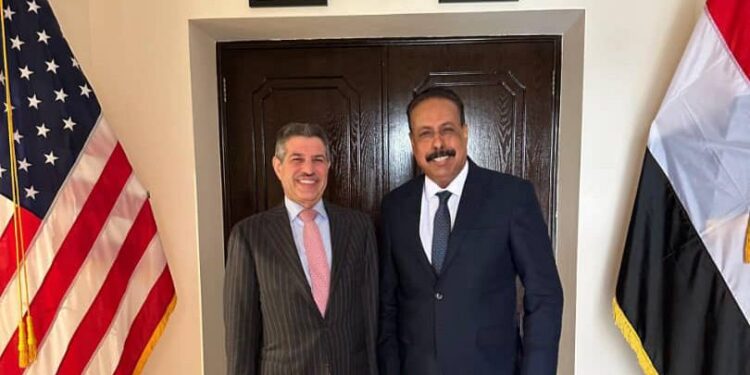 وزير الأشغال يبحث مع السفير الأمريكي تعزيز التعاون في البنية التحتية وإعادة الإعمار