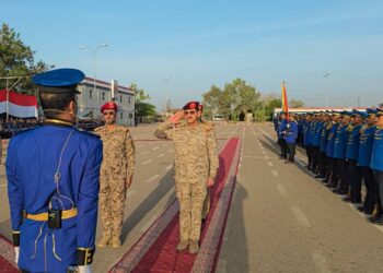 وزير الدفاع يتفقد سير العملية التعليمية في كلية الطيران والدفاع الجوي بمأرب