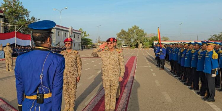 وزير الدفاع يتفقد سير العملية التعليمية في كلية الطيران والدفاع الجوي بمأرب