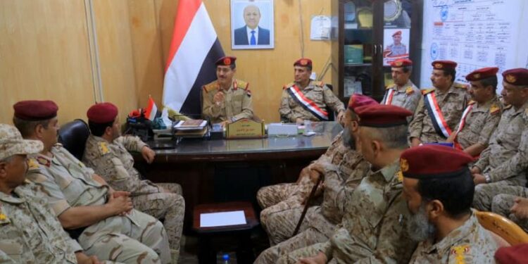 وزير الدفاع يشيد بدور دائرة التوجيه المعنوي في معركة الوعي الوطني