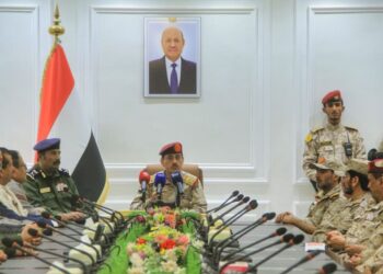 وزير الدفاع يعقد اجتماعاً موسعاً بالقيادات العسكرية والأمنية في مأرب