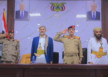 وزير الدفاع يلتقي قيادات المقاومة الشعبية ويشدد على توحيد الجهود لاستعادة الدولة