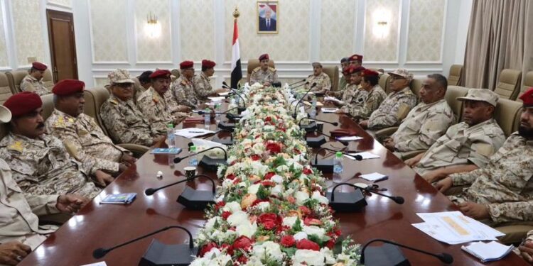 وزير الدفاع يجتمع بهيئتي العمليات الحربية والعمليات المشتركة