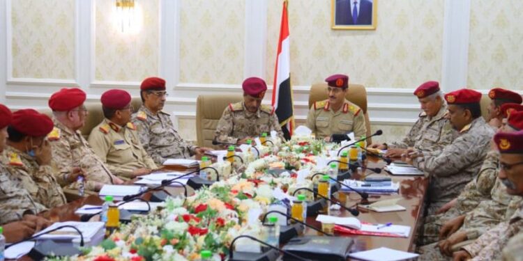 وزير الدفاع يعقد اجتماعاً بهيئة الإسناد اللوجستي في عدن