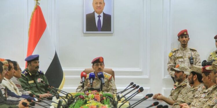 وزير الدفاع يعقد اجتماعاً موسعاً بالقيادات العسكرية والأمنية في مأرب