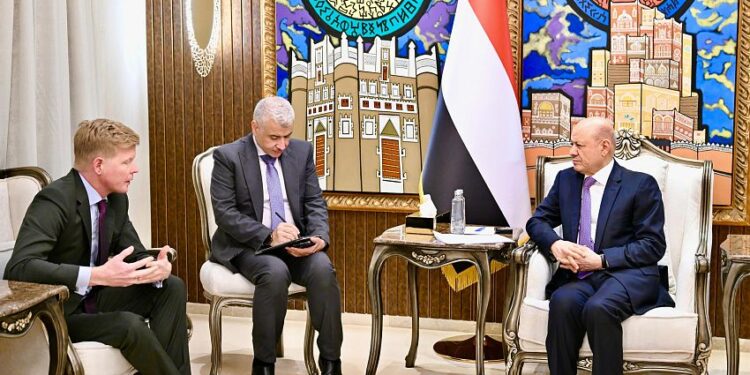 العليمي: استمرار ارتهان المليشيات  للنظام الإيراني يبقي هدف استعادة مؤسسات الدولة في صدارة الاولويات