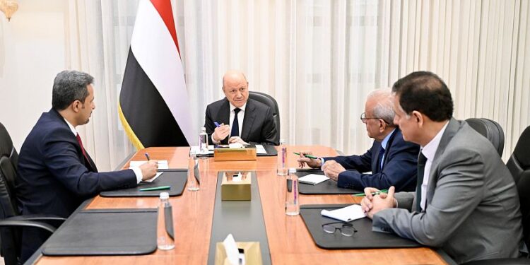 العليمي: معركة استعادة مؤسسات الدولة تبدأ من استقرار المحافظات المحررة