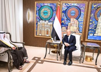 العليمي يشيد بالعلاقات الراسخة مع دولة الكويت وشجاعة قواتها في ردع التهديد