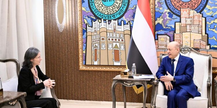 العليمي يحذر من مخاطر استمرار النظام الإيراني بالاستثمار في المليشيات الارهابية