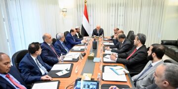 العليمي يناقش آليات التنسيق بين الحكومة  والسلطات المحلية لتحسين الأوضاع المعيشية