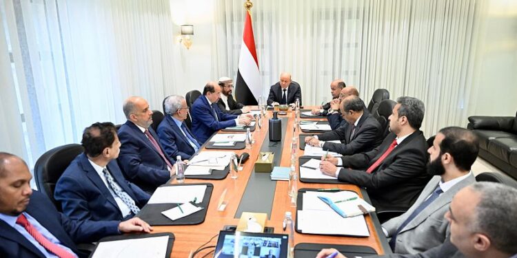 العليمي يناقش آليات التنسيق بين الحكومة  والسلطات المحلية لتحسين الأوضاع المعيشية