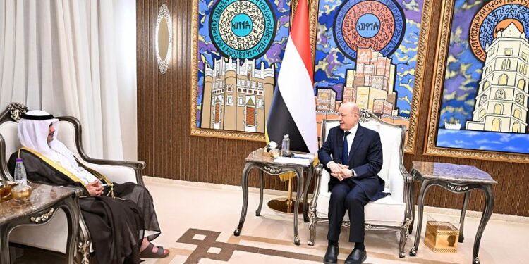 العليمي يشيد بالعلاقات الراسخة مع دولة الكويت وشجاعة قواتها في ردع التهديد