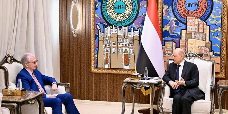 العليمي: امن الممرات المائية مرهون بإنهاء سيطرة وكلاء ايران على اجزاء اليمن