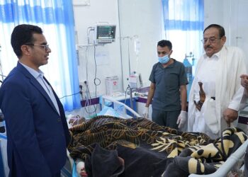 وكيل مأرب يطمئن على صحة مصابي حريق منزل أسرة في  المدينة