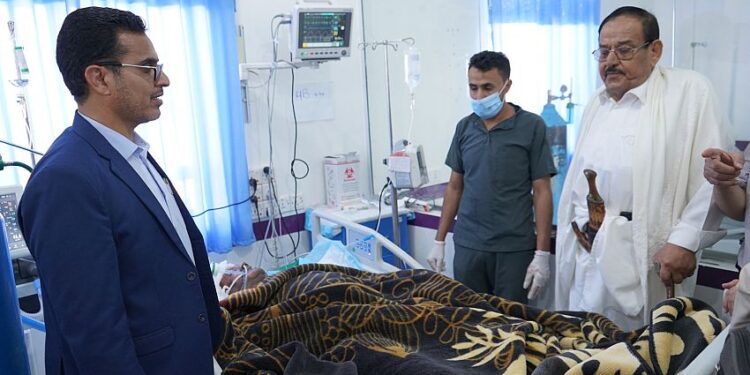 وكيل مأرب يطمئن على صحة مصابي حريق منزل أسرة في  المدينة