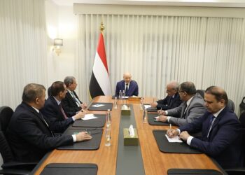 العليمي يشيد بالتكامل  بين القضاء وسلطة انفاذ القانون في ردع المخططات الارهابية