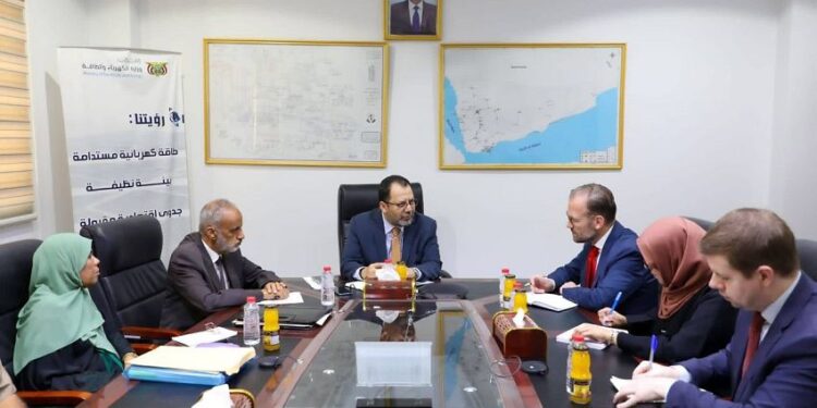 وزير الكهرباء يبحث مع مستشار المبعوث الأممي سُبل تطوير البنية التحتية للطاقة