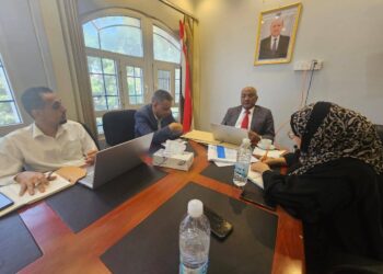 وزير الإدارة المحلية يناقش الترتيبات النهائية لورشتي عدن وحضرموت