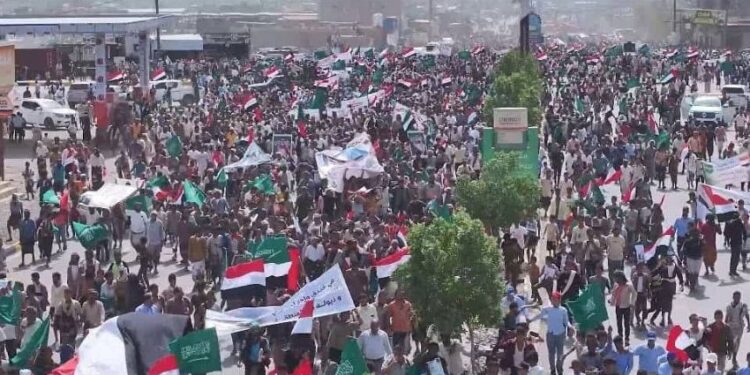 تظاهرة جماهيرية حاشدة في المخا تندد بالاعتداءات الإيرانية على دول الخليج العربي