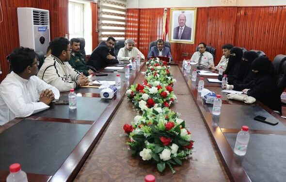 محلية المهره تناقش  تعزيز إجراءات مكافحة الابتزاز الإلكتروني