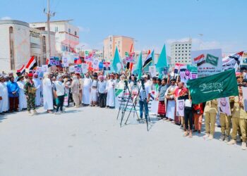 مسيرة جماهيرية بالمهرة تعلن تضامنها مع السعودية والدول العربية