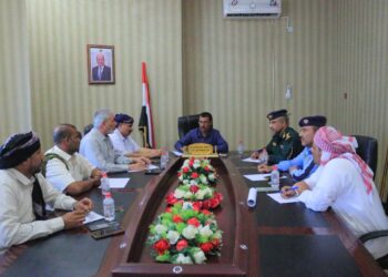 اجتماع بالمهرة يناقش الحد من رمي المخلفات في مجاري السيول