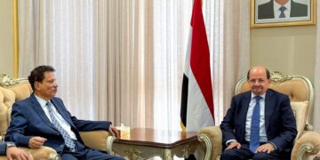 رئيس الوزراء يطّلع على أولويات المهرة ويؤكد دعم الحكومة لتحسين الخدمات