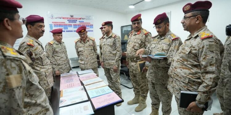 باتيس والمرزوقي يتفقدان سير العمل في هيئة القوى البشرية ودائرة الرعاية الاجتماعية