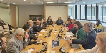 محافظ البنك المركزي ووزير المالية  يجريان مباحثات مع صندوقي النقد الدولي والعربي