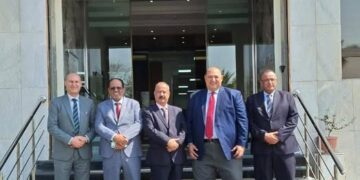 وزير النقل يبحث مع المدير الإقليمي لمنظمة (الايكاو) دعم الطيران المدني