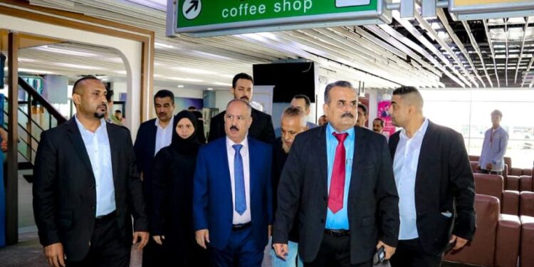 وزير النقل يتفقد سير العمل ومستوى الأداء في مطار عدن الدولي