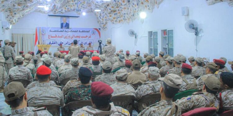 وزير الدفاع يتفقد المنطقة العسكرية السادسة في الجوف