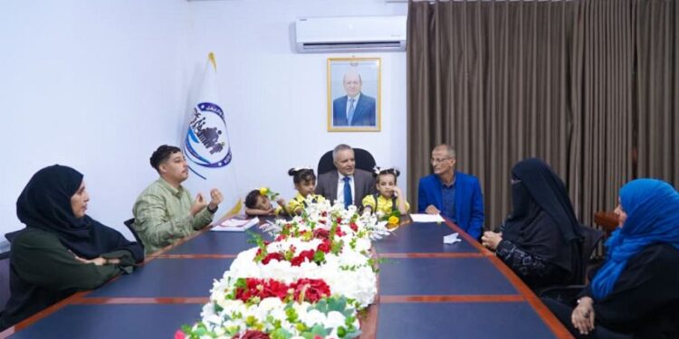 وزير الشؤون  يطّلع على برامج وأنشطة مؤسسة رموز للصم ويشيد بتجاربهم الملهمة