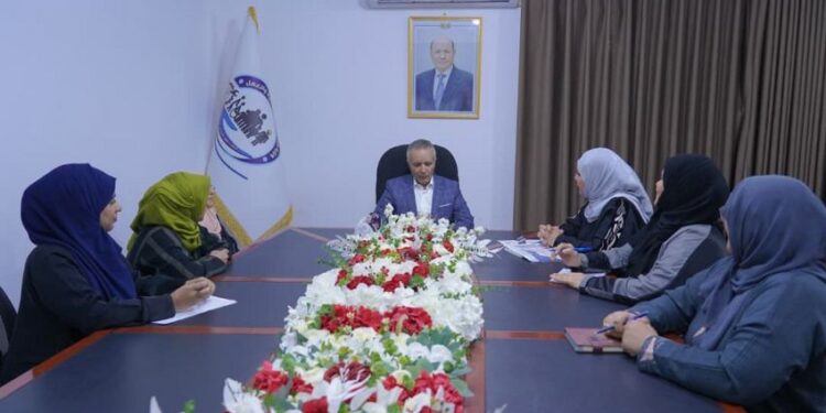 اليافعي يناقش مع اللجنة الوطنية للمرأة تعزيز الشراكة وتمكينها اقتصادياً واجتماعيا