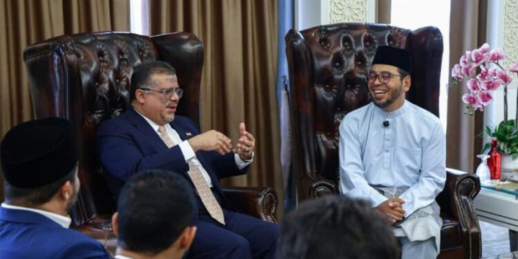 السفير باحميد يبحث مع وزير الشؤون الدينية الماليزي تعزيز العلاقات الثنائية