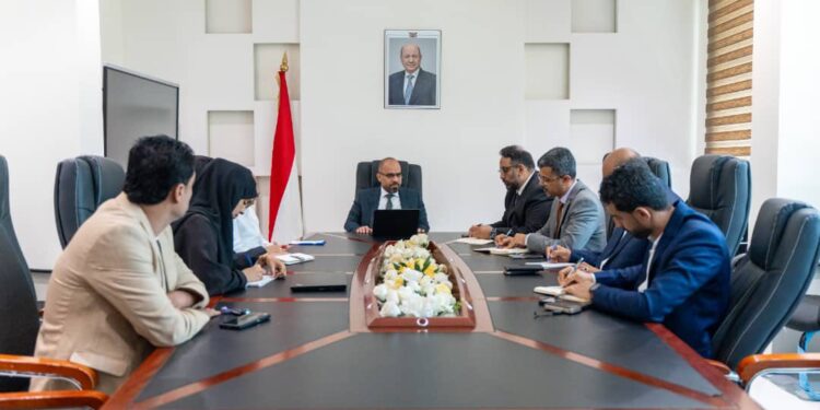 وزير الاتصالات يناقش مع الفريق الاقتصادي خطط تطوير القطاع وتعزيز التحول الرقمي