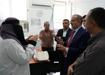 وزير الصحة يطلع على سير العمل في عدد من مرافق الرعاية   الأولية بعدن