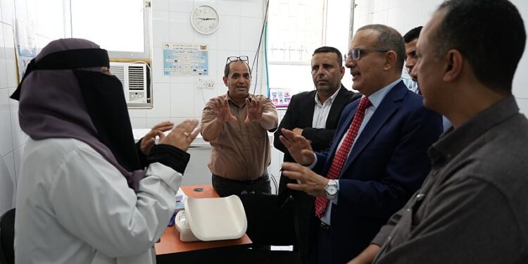 وزير الصحة يطلع على سير العمل في عدد من مرافق الرعاية   الأولية بعدن