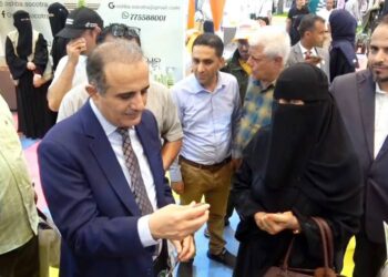 وزير الصحة ورئيس جامعة عدن يطّلعان على تطور الصناعات الدوائية في المعرض المحلي