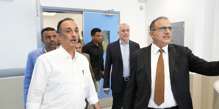 وزير الصحة يتفقد عدداً من مشاريع البنية التحتية الصحية في عدن
