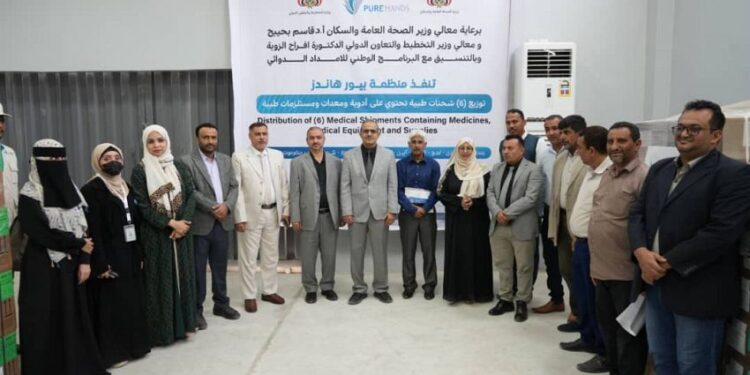 وزير الصحة يدشن توزيع ست شحنات دوائية للمحافظات المحررة