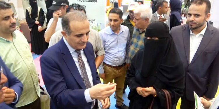 وزير الصحة ورئيس جامعة عدن يطّلعان على تطور الصناعات الدوائية في المعرض المحلي