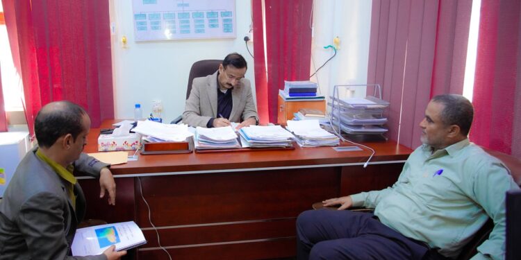 محافظ شبوه  يوجّه بإيجاد حلول مستدامة للاستفادة من مياه الأمطار وتعزيز المخزون الجوفي