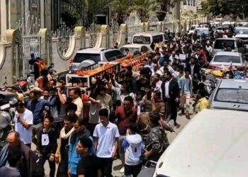 تشييع رسمي وشعبي لجثمان الطالب إبراهيم جلال بتعز